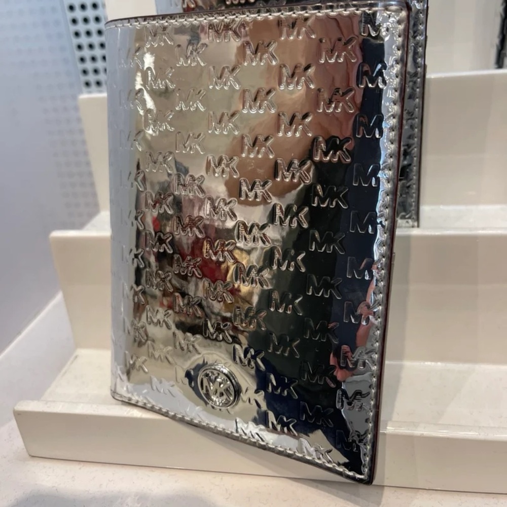Michael Kors Jet Set Travel Md Sign Patent Logo Debossed  Passport Case
Silver - Picture 14 of 16